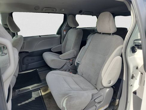 Used 2018 Toyota Sienna LE FWD image 13