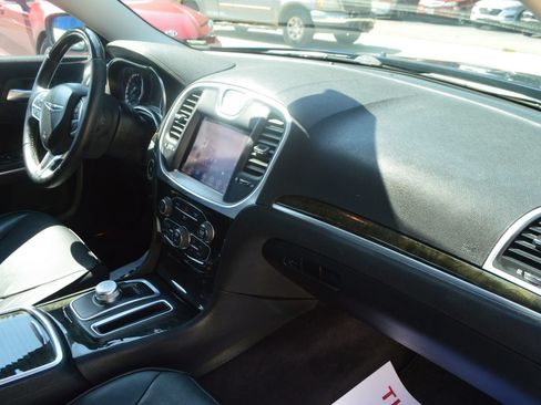 Used 2017 Chrysler 300 C AWD/4WD image 21