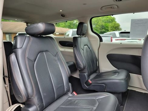 Used 2020 Chrysler Pacifica Touring-L FWD image 33