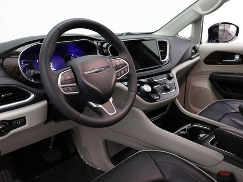 Used 2023 Chrysler Pacifica Limited FWD image 14