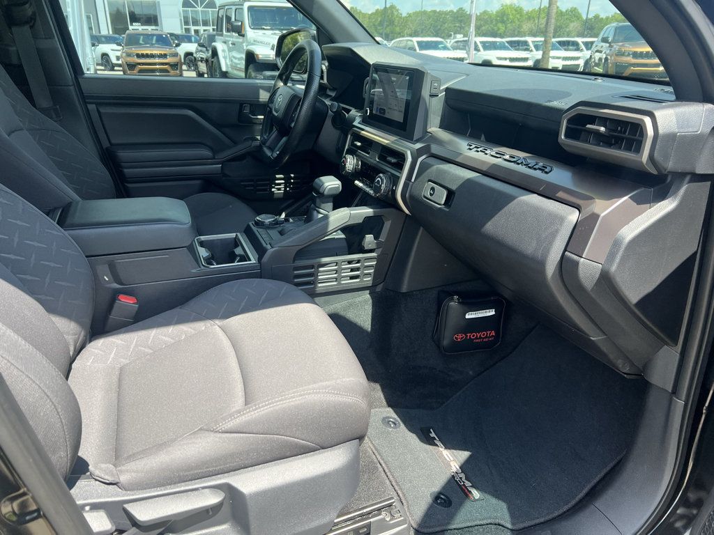 Used 2025 Toyota Tacoma SR5 AWD/4WD image 17