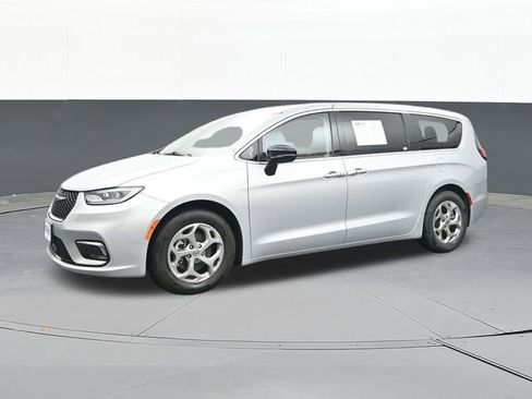 Used 2024 Chrysler Pacifica Limited FWD image 7
