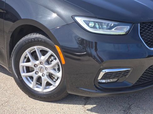 Used 2023 Chrysler Pacifica Touring-L FWD image 3