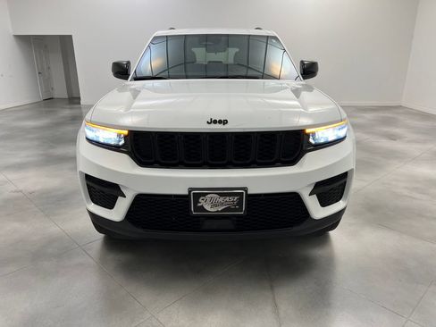 Used 2025 Jeep Grand Cherokee Altitude AWD/4WD image 3