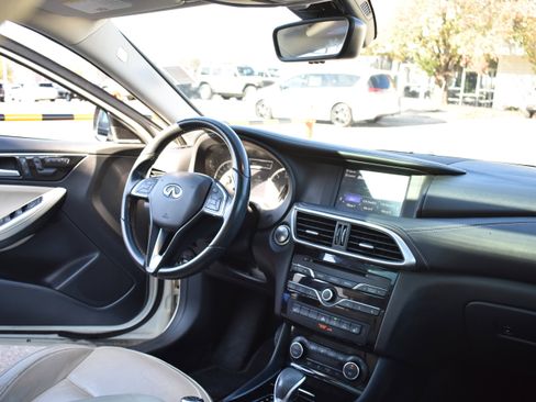 Used 2017 INFINITI QX30 Premium w/ Navigation Package image 34