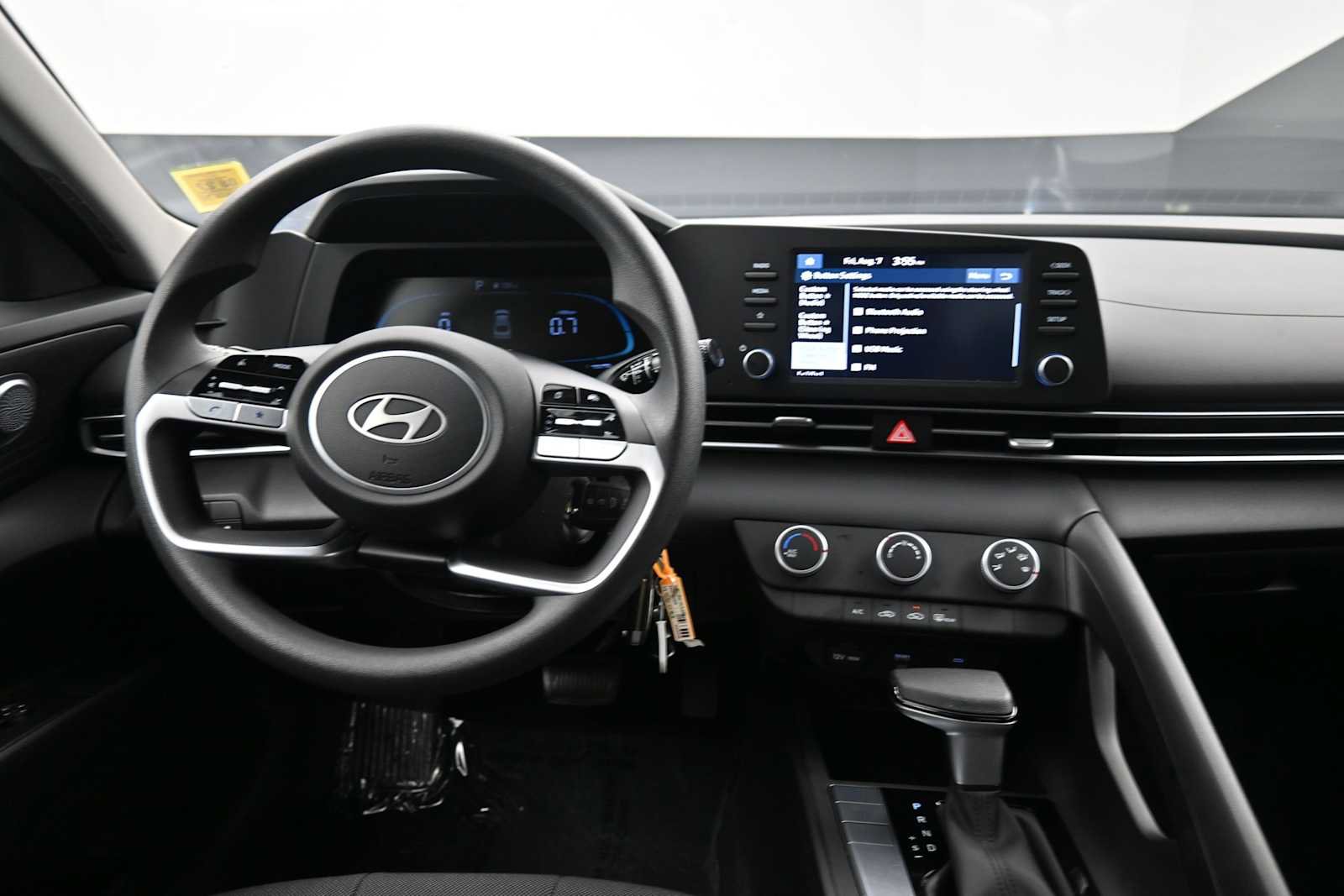 Certified 2025 Hyundai Elantra SE w/ Cargo Package FWD image 18