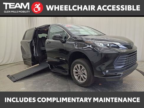 Used 2026 Toyota Sienna XLE FWD image 1