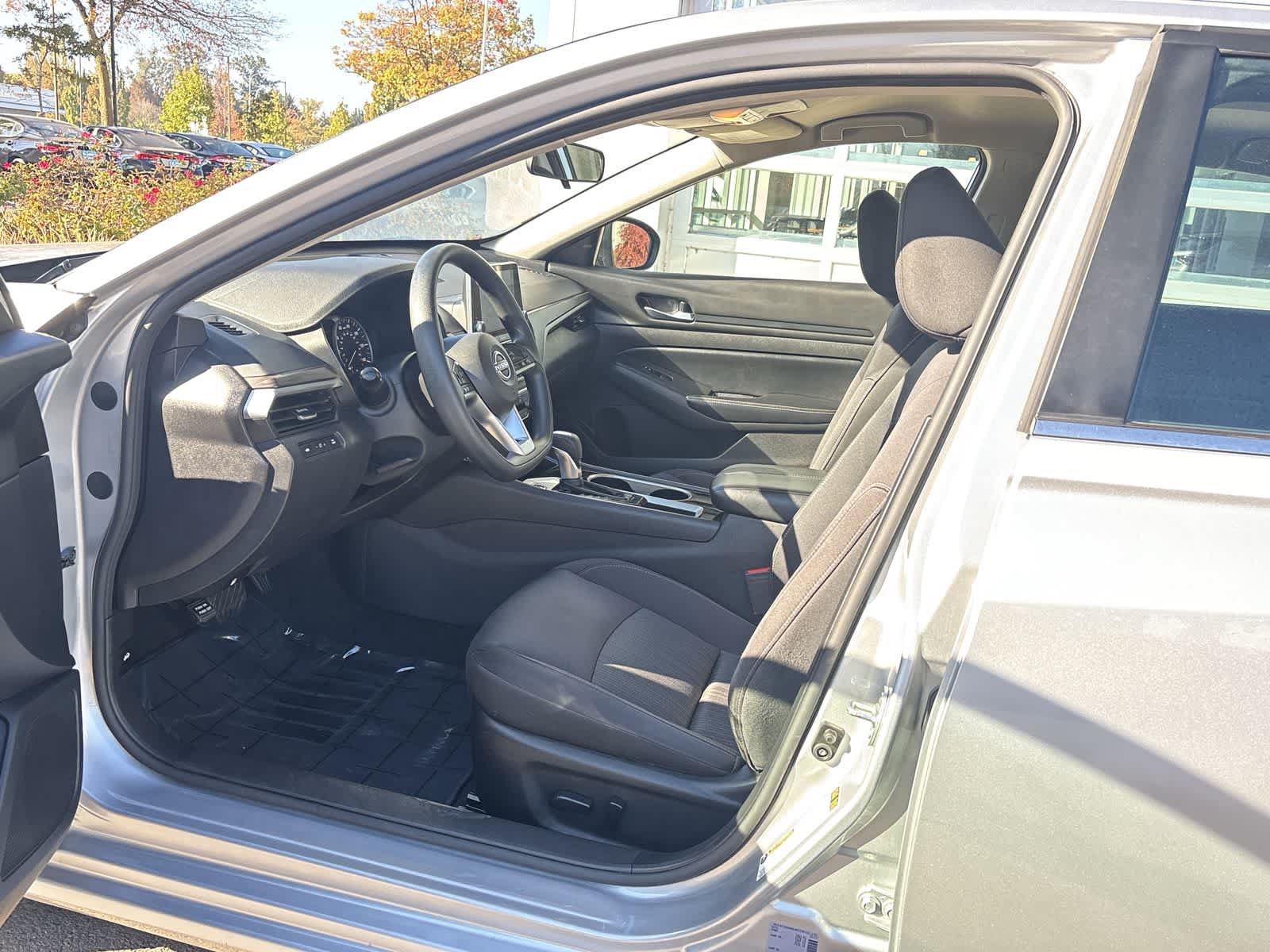 Used 2024 Nissan Altima 2.5 SV FWD image 12