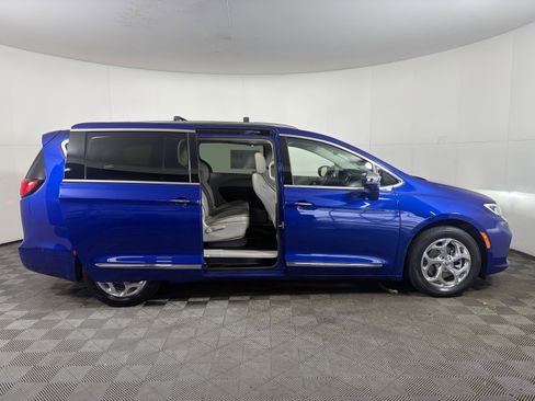 Used 2021 Chrysler Pacifica Limited w/ Premium & Safety Sphere Group image 24