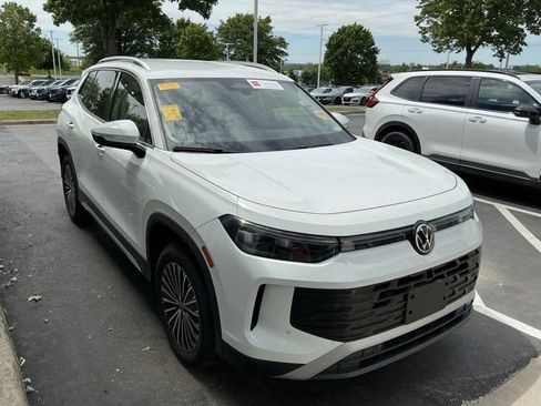Used 2025 Volkswagen Tiguan S AWD/4WD image 3