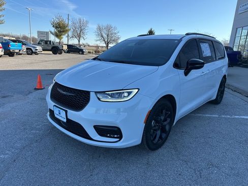 Used 2024 Chrysler Pacifica Touring-L w/ S Appearance Package image 8