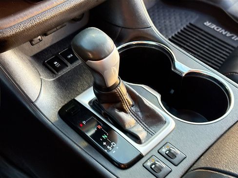 Used 2018 Toyota Highlander SE image 11