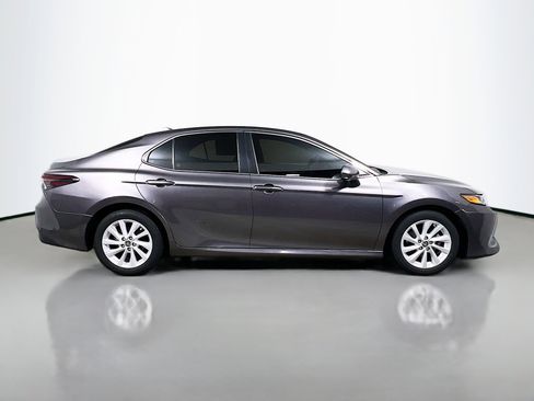 Used 2022 Toyota Camry LE image 3