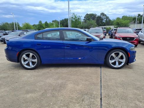 Used 2018 Dodge Charger SXT w/ Blacktop Package RWD image 6