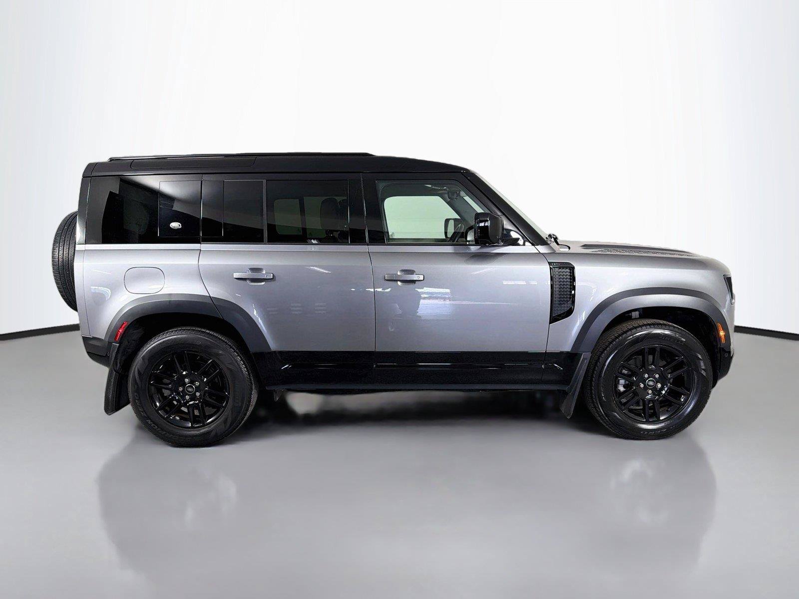 Certified 2023 Land Rover Defender 110 S AWD/4WD image 4