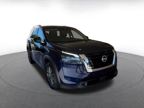 Used 2025 Nissan Pathfinder SV image 3