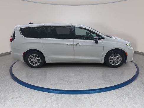 Used 2025 Chrysler Pacifica Select FWD image 4