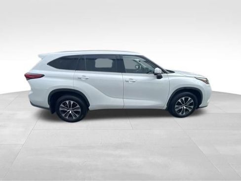 Used 2022 Toyota Highlander XLE AWD/4WD image 4