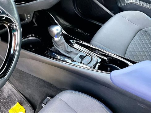 Used 2022 Toyota C-HR XLE image 16
