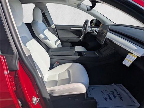 Used 2022 Tesla Model Y Long Range image 22