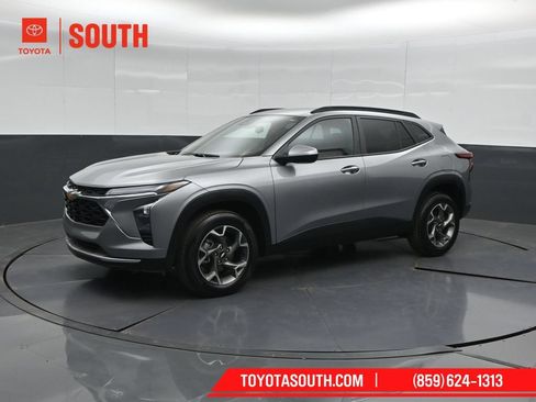 Used 2025 Chevrolet Trax LT w/ LT Convenience Package FWD image 6