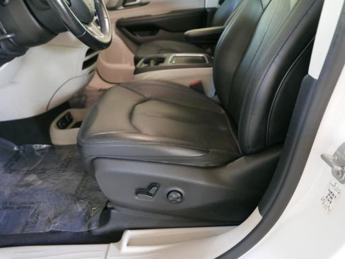 Used 2021 Chrysler Pacifica Touring-L FWD image 9