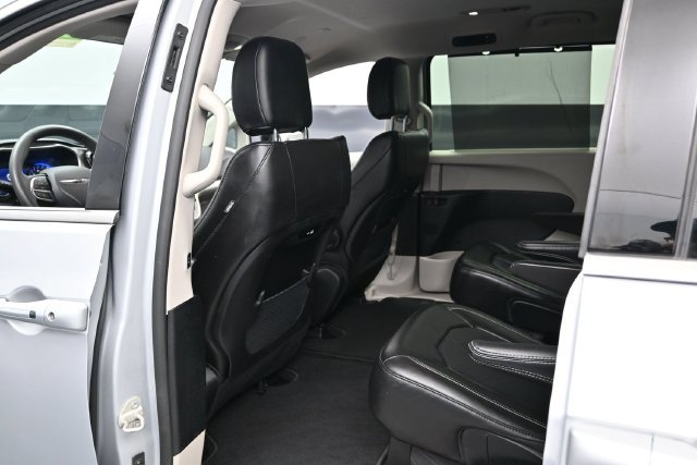 Used 2024 Chrysler Pacifica Touring-L FWD image 17