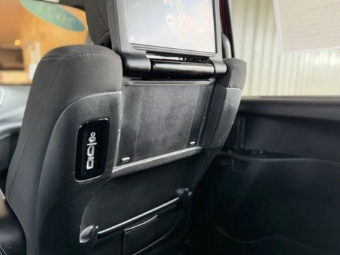 Used 2021 Chrysler Pacifica Touring w/ Uconnect Theater Family Group image 45