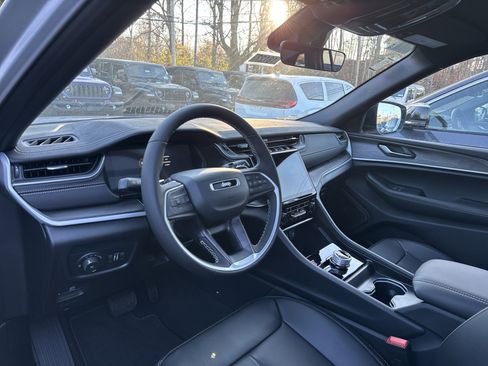 New 2025 Jeep Grand Cherokee Limited w/ MOPAR Finishing Package image 8