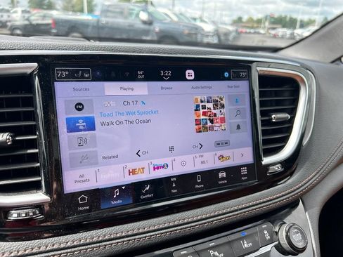 Used 2024 Chrysler Pacifica Pinnacle FWD image 16