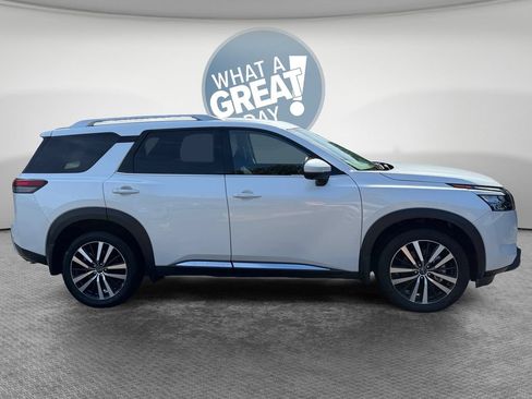 Used 2025 Nissan Pathfinder Platinum AWD/4WD image 2