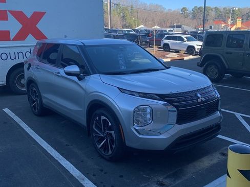 Used 2022 Mitsubishi Outlander ES image 25