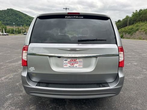 Used 2016 Chrysler Town & Country Touring FWD image 3