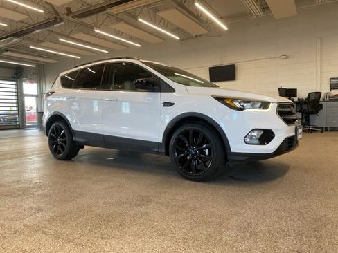 Used 2018 Ford Escape SE w/ SE Sport Appearance Package FWD image 3