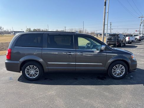 Used 2016 Chrysler Town & Country Touring-L w/ Driver Convenience Group image 8