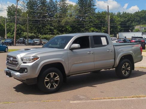 Used 2017 Toyota Tacoma TRD Sport AWD/4WD image 2