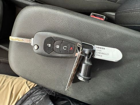 Used 2025 Chevrolet Trax RS w/ Sunroof Package FWD image 3