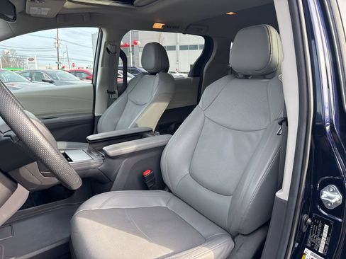 Used 2023 Toyota Sienna Limited image 11