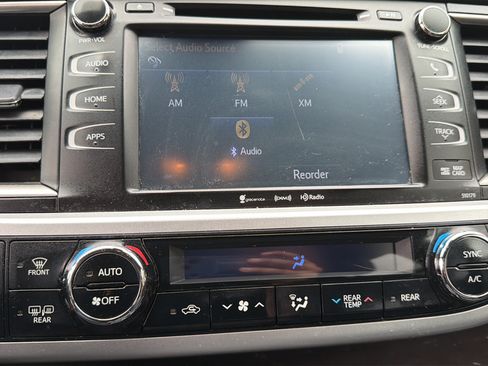 Used 2018 Toyota Highlander XLE AWD/4WD image 17
