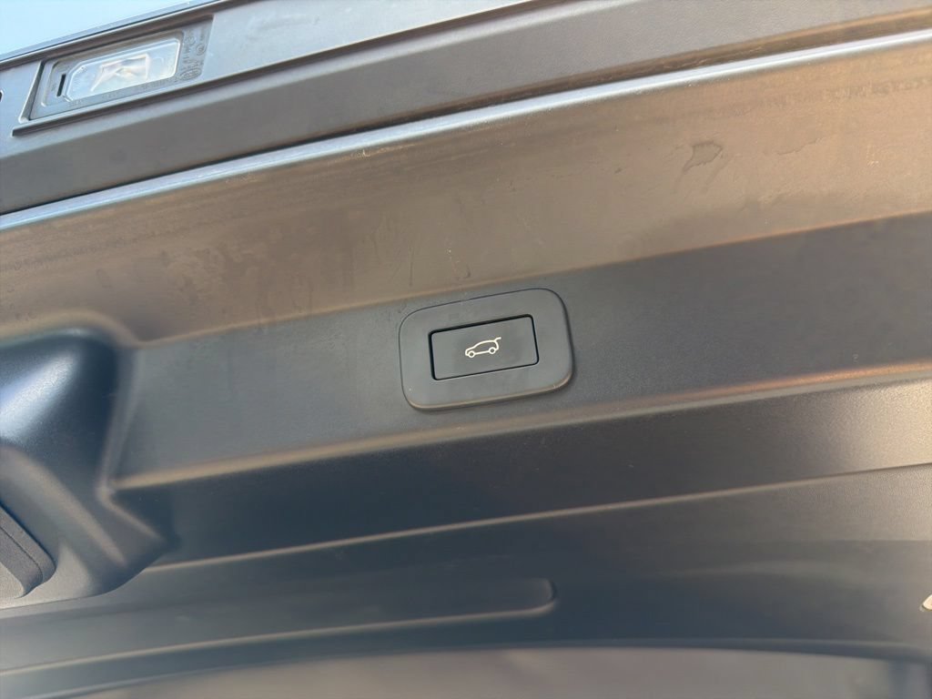 Used 2025 Land Rover Range Rover Sport SE AWD/4WD image 8