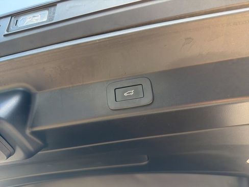 Used 2025 Land Rover Range Rover Sport SE AWD/4WD image 8