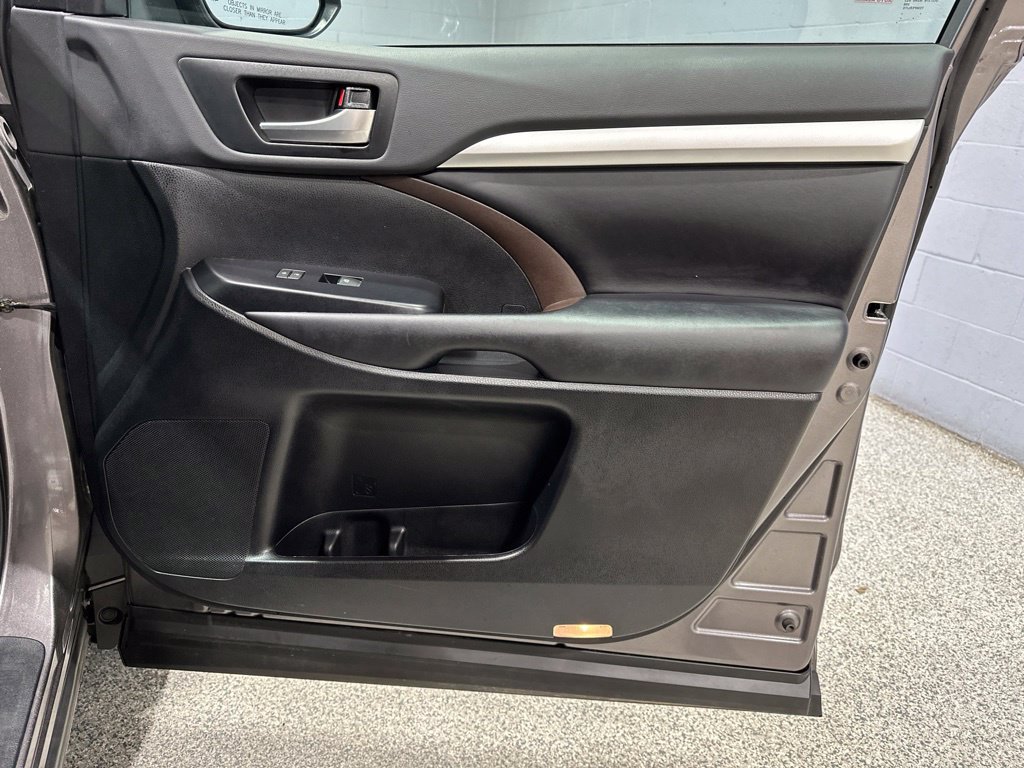 Used 2019 Toyota Highlander XLE AWD/4WD image 18
