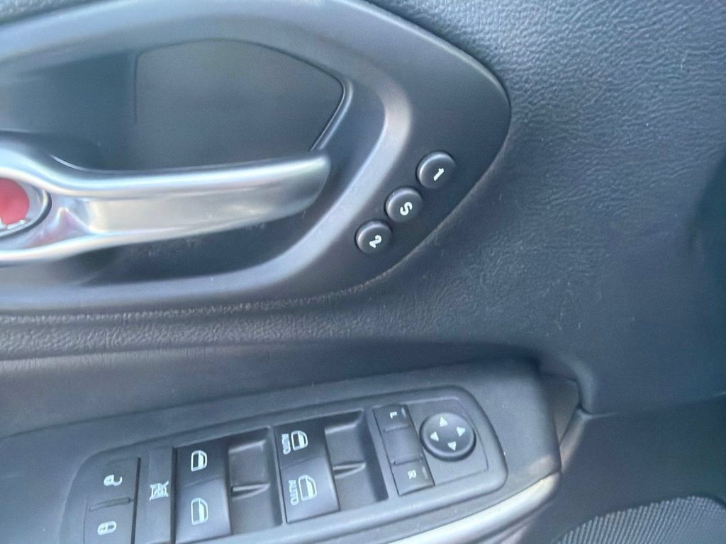 Used 2019 Jeep Cherokee Limited AWD/4WD image 15