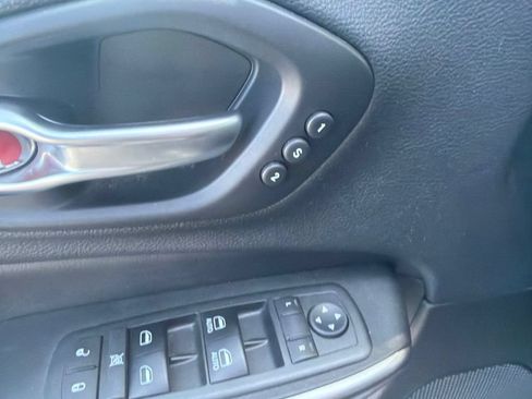 Used 2019 Jeep Cherokee Limited AWD/4WD image 15