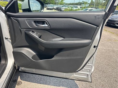 Used 2025 Nissan Rogue SV FWD image 14