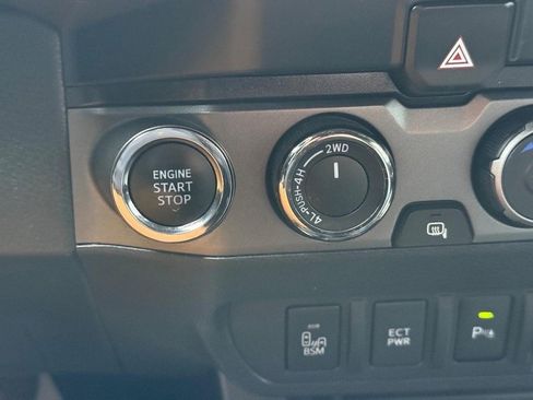 Used 2022 Toyota Tacoma TRD Off-Road image 29