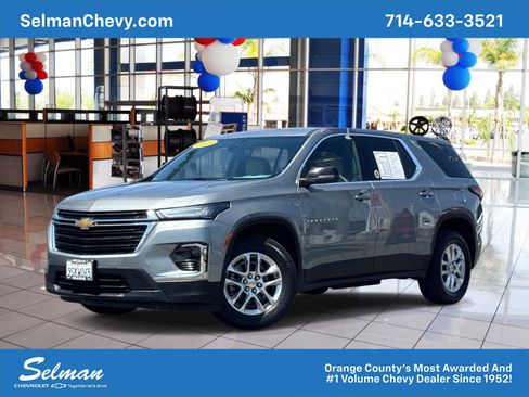 Used 2023 Chevrolet Traverse LS FWD image 1
