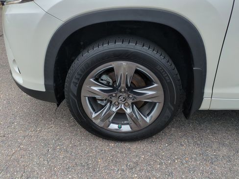 Used 2019 Toyota Highlander Limited Platinum FWD image 10