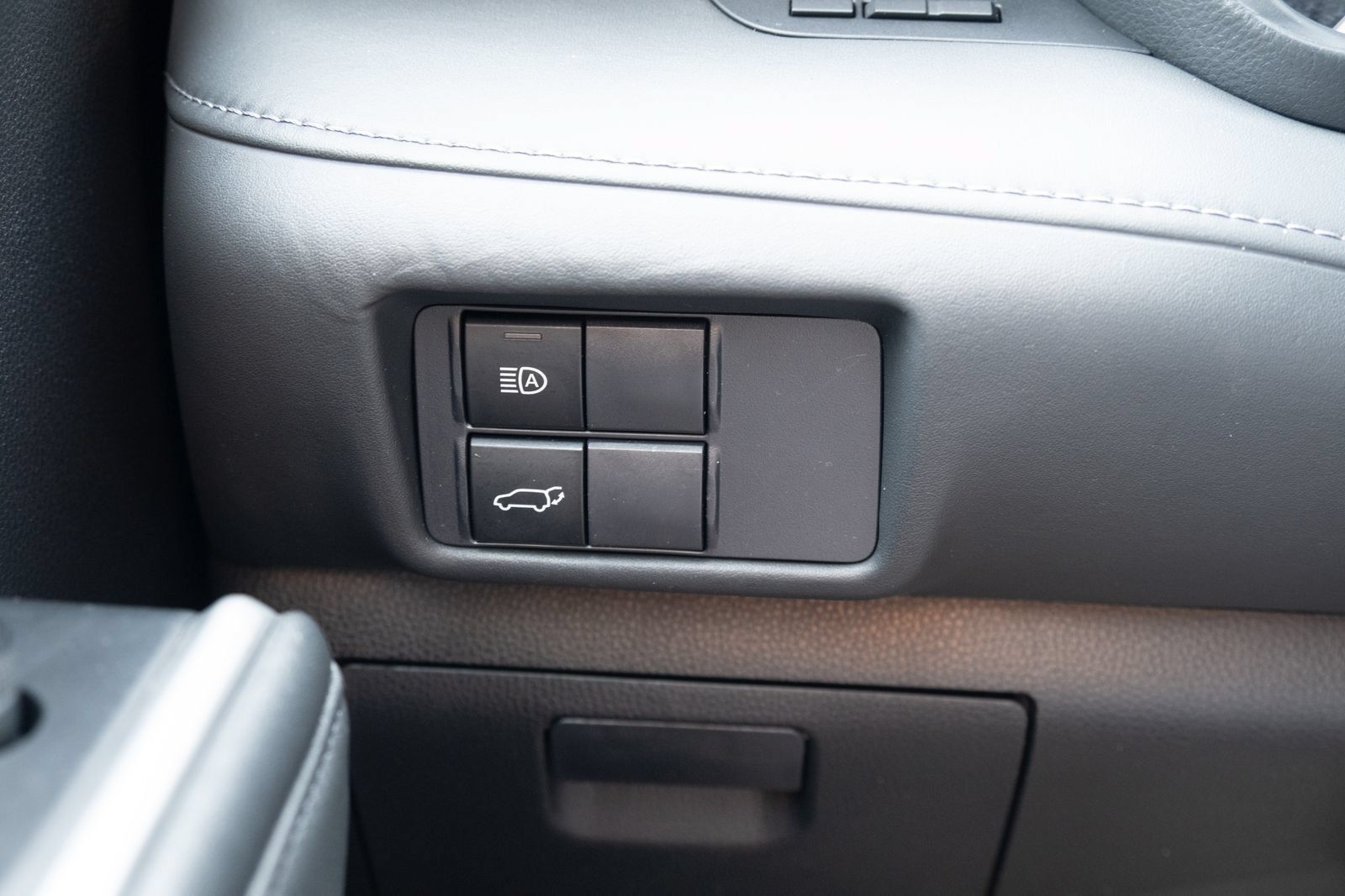 Used 2021 Toyota Highlander XLE AWD/4WD image 11