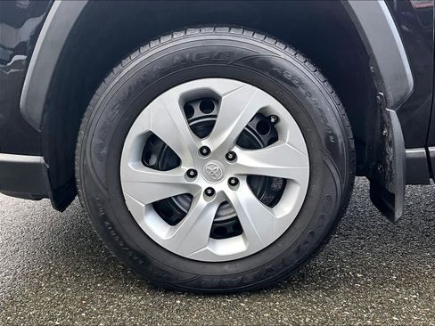 Used 2022 Toyota RAV4 LE image 7